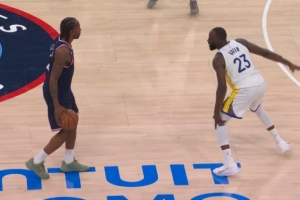 望无大碍！要害时刻追梦单防伦纳德疑似崴到膝盖 摸一下接着战_24直播网