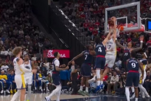 双峰组合！波杰姆斯基罚球不中 波尔津吉斯杀出单臂暴力补扣_24直播网