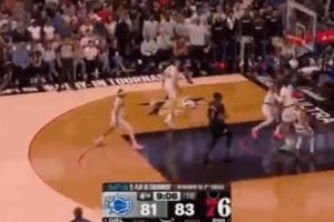 高难度！马克西穿越防守扭身上篮打中 率队稳住时势_24直播网