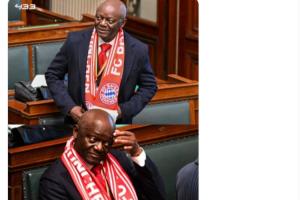 为儿子自满！孔帕尼议员父亲今天戴着拜仁围巾加入议会_24直播网