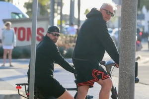 都能骑车了？？？？？《纽约邮报》独家宣布东契奇现身洛杉矶陌头照片_24直播网