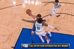 小瓦格纳还击一条龙顶翻小桥被吹进攻犯规 魔术挑战失败！_24直播网