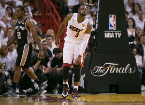 查尔莫斯：让韦德和哈登对位 韦德能防住哈登 但哈登防不住韦德_24直播网