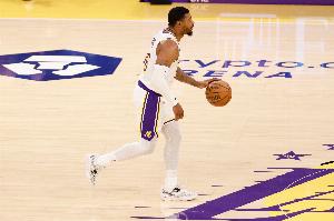 智慧哥！斯玛特半场6中3得7分6助1断2盖帽 美中缺乏有3次失误_24直播网