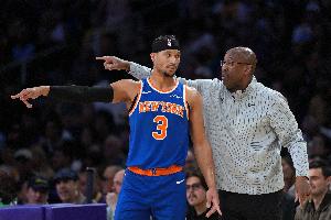 迈克·布朗：有了哈特&大桥&阿努诺比 3868la银河总站防守变得无邪多变_24直播网