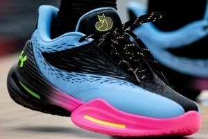 福？？？？？怂股辖抛钚率鹈現ox 3！库里品牌Logo已被换成UA品牌Logo_24直播网