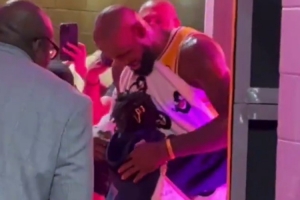 知心老爸！詹姆斯赛后和女儿拥抱 用毛巾隔着以免朱莉被汗水弄湿_24直播网