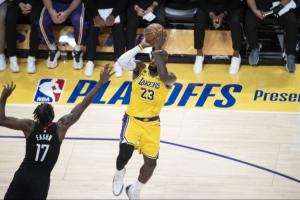 太笼统了！火箭前场板21-3&但93投仅35中 湖人少脱手27次&多进5球_24直播网