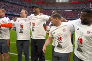 图片报先容拜仁夺冠T恤上鹦鹉的由来：去年球队夺冠后从餐厅顺的_24直播网