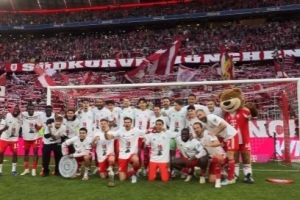 拜仁全队赛后大合照庆祝，，，，，，莱默尔姗姗来迟、迪亚斯搞怪开溜_24直播网