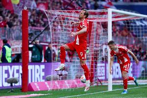 拜仁夺冠后85分钟：球迷高呼三冠王 凯恩一直接受采访被儿子诉苦_24直播网