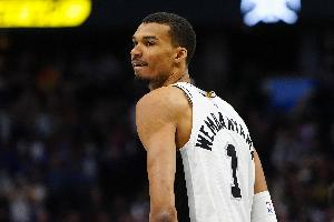 球星对飚！文班亚马首节6中4砍下12分 阿夫迪亚9中5也砍下12分_24直播网