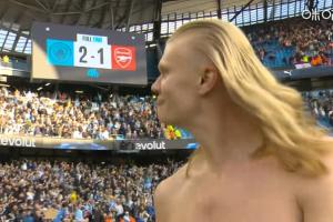 魔人切换金发尤物形态！赛后哈兰德脱去上衣散开长发恣意庆祝！_24直播网