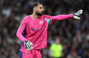 如释重负！多纳鲁马赛后突入看台，，，，和曼城球迷疯狂庆祝_24直播网