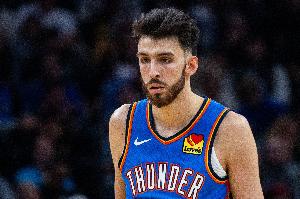 百步穿杨！切特压哨三分一箭穿心 首节6中4独得13分6板_24直播网