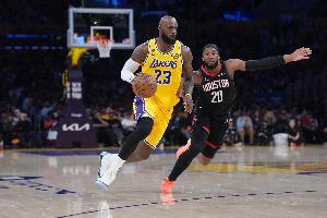 帕森斯：詹姆斯为湖人实验了种种场上角色 且他的体现都超预期_24直播网