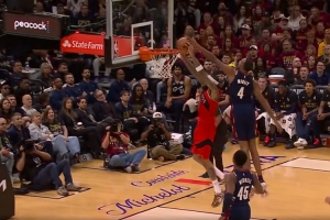 攻防立功！莫布里奋力追防大帽英格拉姆 随后接哈登妙传暴扣到手_24直播网