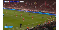 秀翻了！杜埃底线周围精彩脚后跟拉球过人，，，，，，突破拜仁两人防守_24直播网