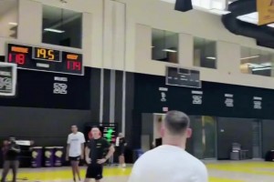 小里和卢卡的半场投篮掰头~似乎是无限无尽了?_24直播网