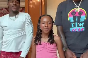 ?适合当胜利结算视频！詹姆斯此前和家人的搞怪舞蹈~_24直播网