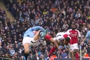 外洋网友：哈兰德曾一连两次撞翻阿森纳的钢铁防线_24直播网