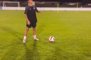 迷你罗这恣意球脚法真像C罗啊，，，但力度和旋转貌似还差了不少~_24直播网