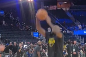 老詹赛前热身秀暴扣?令客场球迷兴奋欢呼！_24直播网