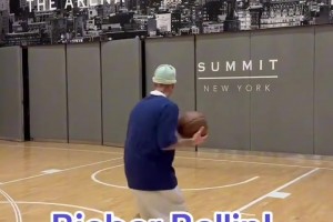 ?歌手球风都那么潇洒吗？？？？？贾斯汀比伯在球馆练球！_24直播网