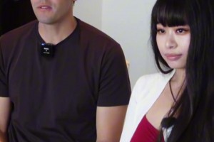 大先生和卡卡同框出镜，，，，，忘词的卡卡还偷看了一眼提醒板~_24直播网