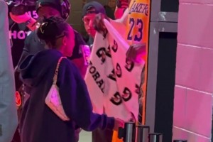 仔细老父亲??老詹与女儿拥抱，，，先用毛巾盖住臭汗?_24直播网