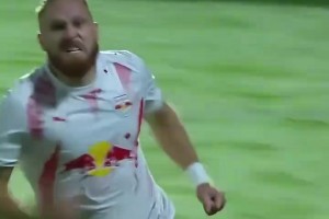 乐极生悲！球员绝杀激情庆祝，，，效果被队友水瓶重击砸晕！_24直播网