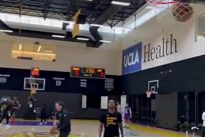 今天就是超巨体现！肯纳德此前在训练中秀神准三分，，直接看服顿宝_24直播网