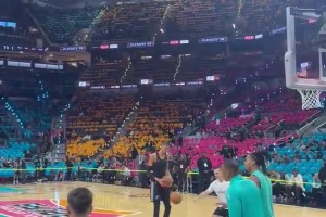 这腿看着真细。。。。。?文班赛前罚球训练备战季后赛！_24直播网