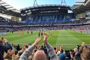 拼尽全力！阿森纳客场球迷在赛后为他们的球员加油助威_24直播网