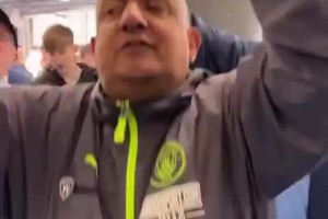 曼城球迷“水瓶哥”赛后狂欢！手持阿森纳水瓶比划“枪手落泪”_24直播网