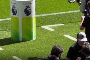 加戏?！英超冠军奖杯在曼城vs阿森纳现场展示_24直播网